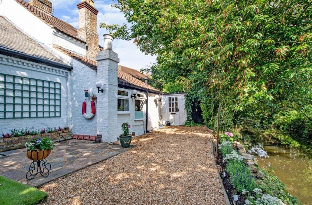 Property photo 2 of 11