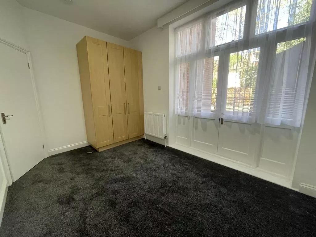 Property photo 3 of 7 Bright Spacious Room With Large Windows...