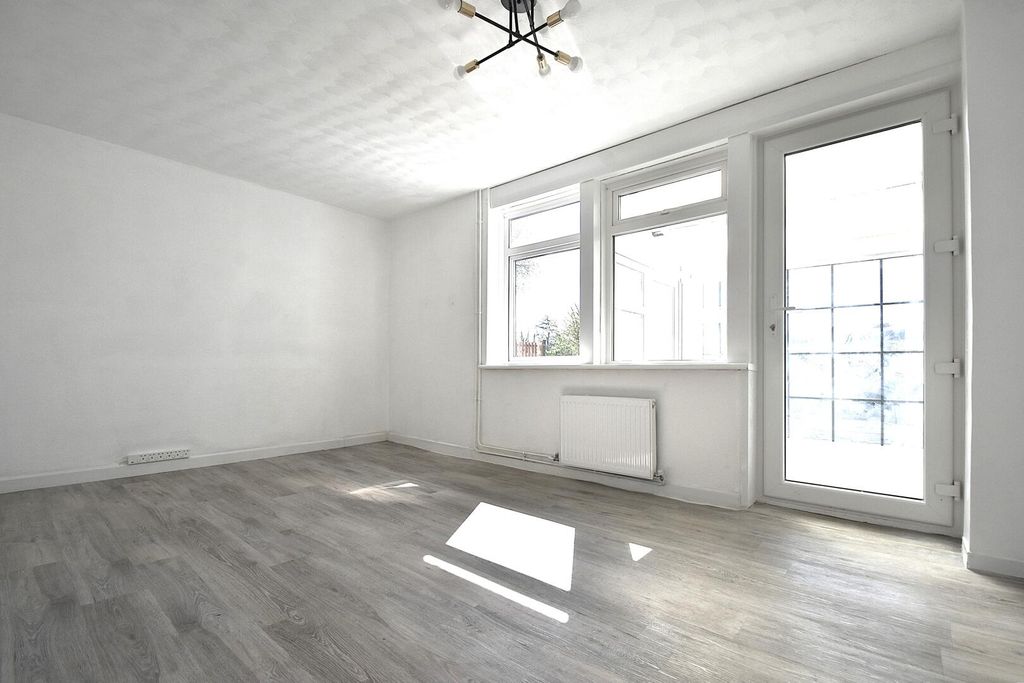 Property photo 3 of 11 Living Room