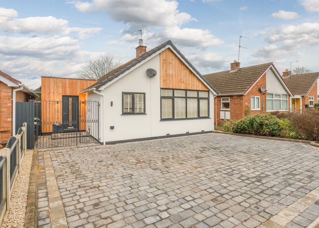3 bed detached bungalow for sale Wall Heath
