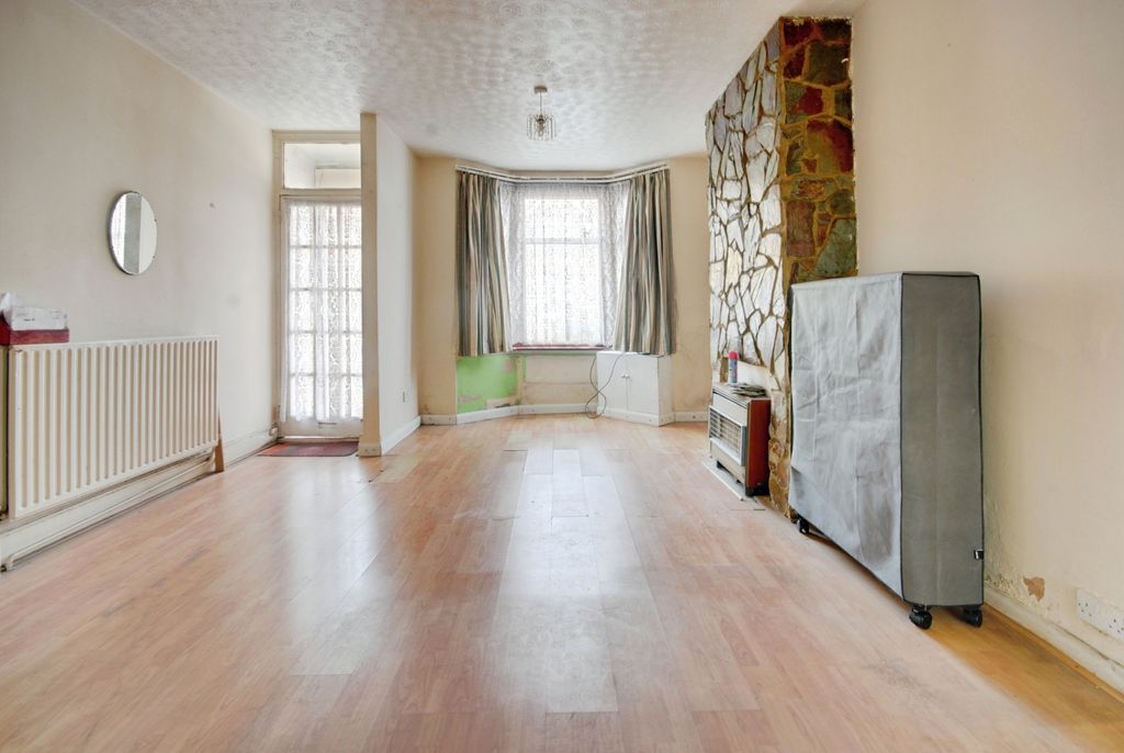 Property photo 3 of 8 Pbox-Img.Jpg