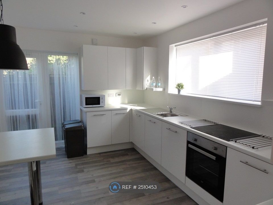 Property photo 2 of 6 Kitchen