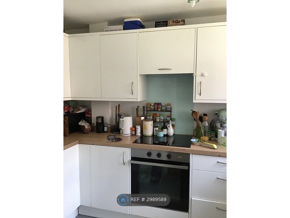 Property photo 3 of 14 Modern High Gloss Kitchen