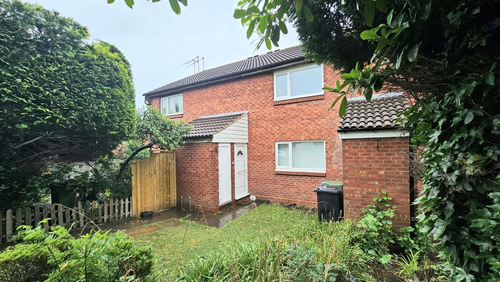 Property photo 1 of 7 Spacious One-Bedroom First Floor Apartment Â€“ No Onward Chain!