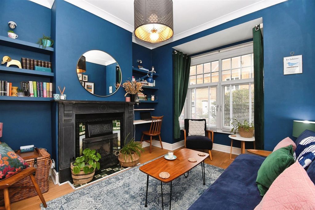 Property photo 3 of 14 Lounge