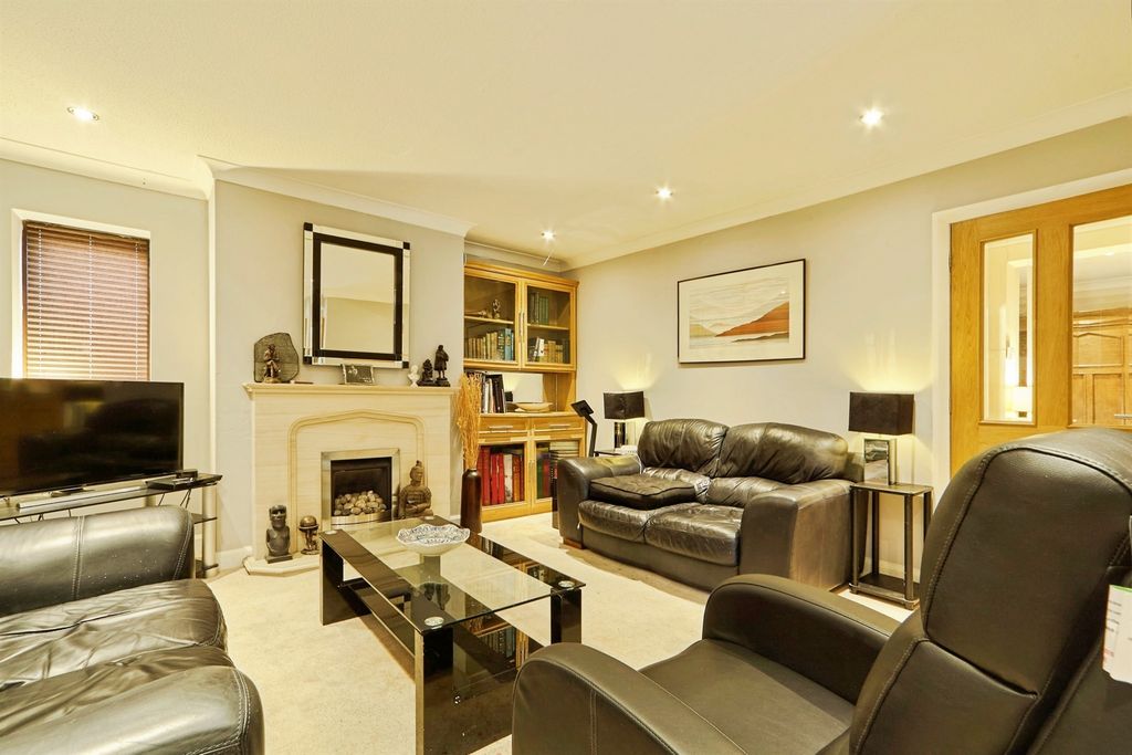 Property photo 2 of 27