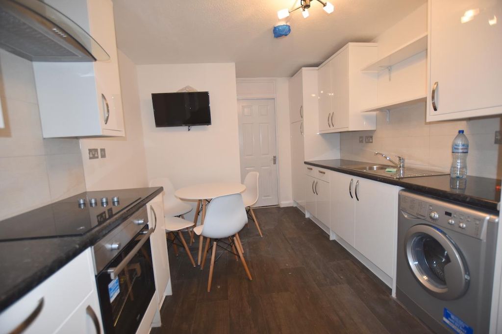 Property photo 1 of 6 Kitchen