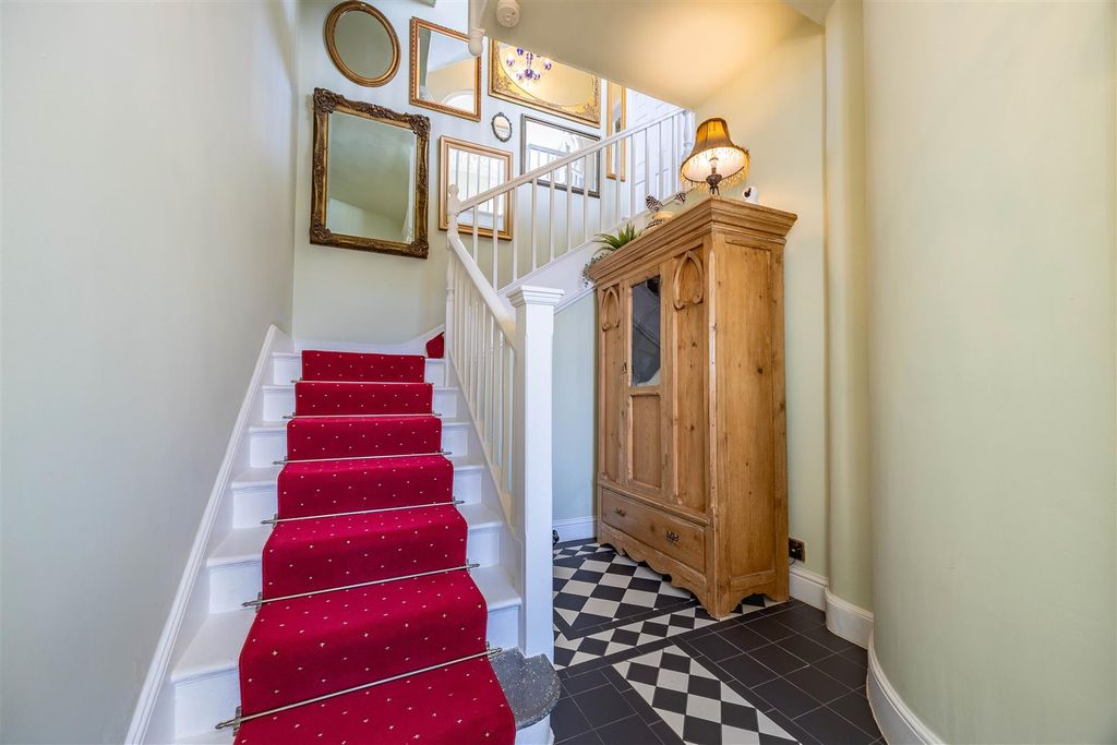 Property photo 3 of 33 Entrance Hall