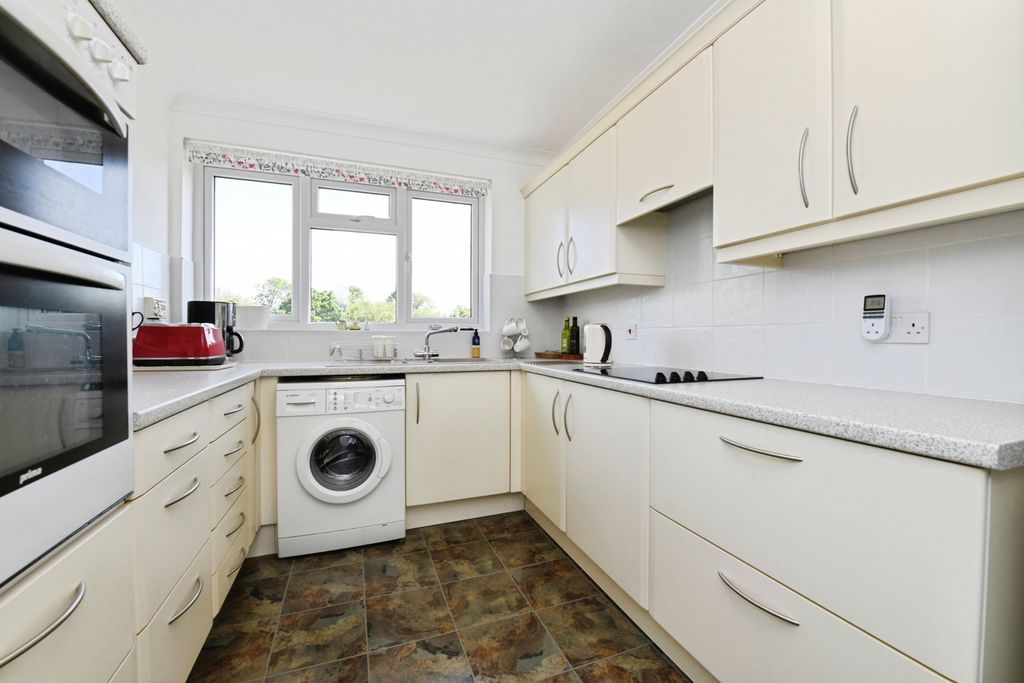Property photo 3 of 18 Kitchen