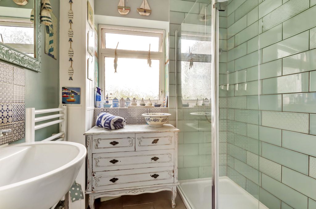 Property photo 1 of 22 Bathroom