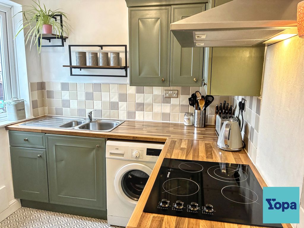 Property photo 2 of 14 Kitchen
