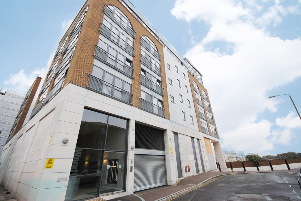 Property photo 3 of 6 Wood Wharf (24) E...
