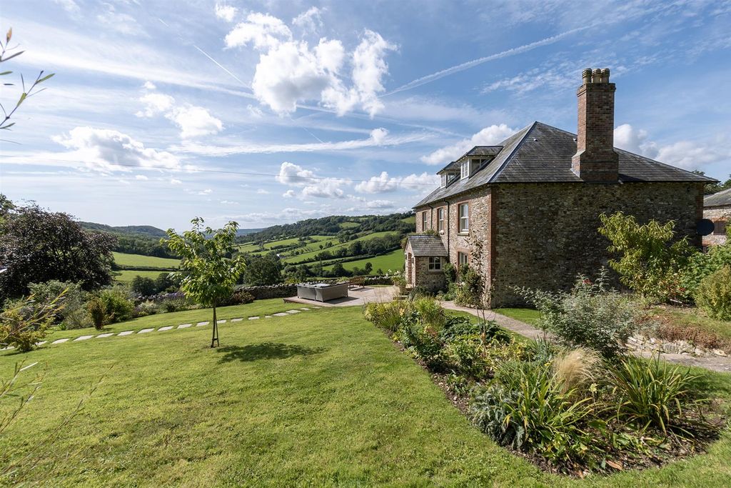 Property photo 2 of 19 Page 7 Bottom Identical Size To Top Image Roncombe