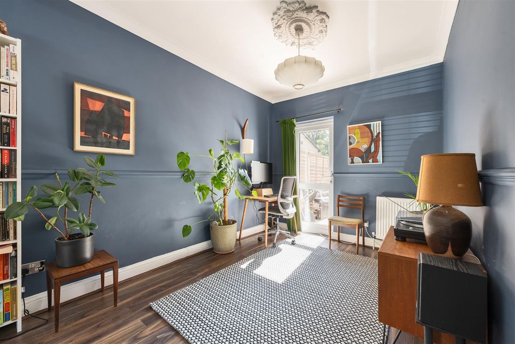 Property photo 3 of 28 Sedgwick Road, E10