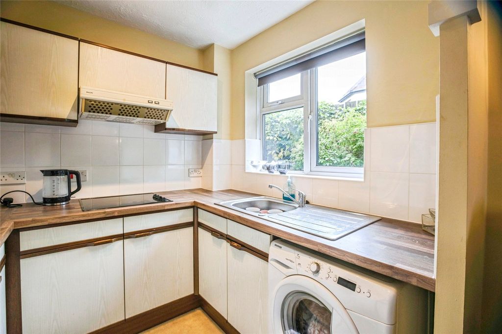 Property photo 3 of 10 Kitchen