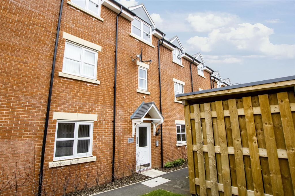 Property photo 1 of 8 Approach