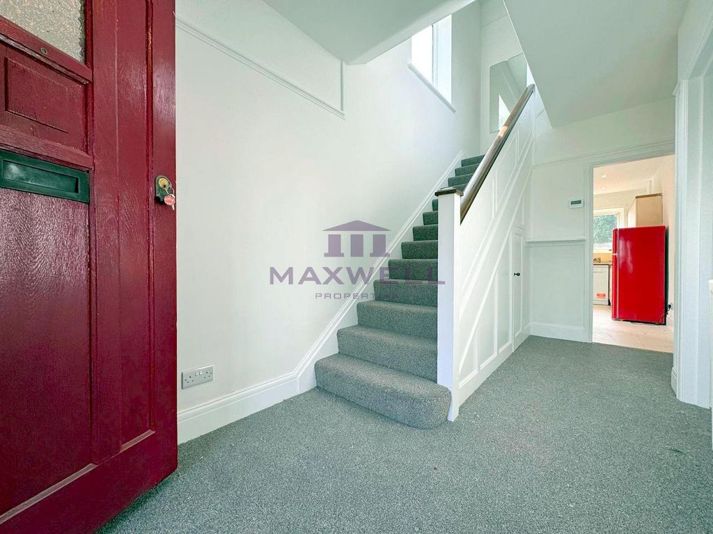 Property photo 3 of 25 A Three-Bedroom For Rent, Tunbridge Wells, Tn4.