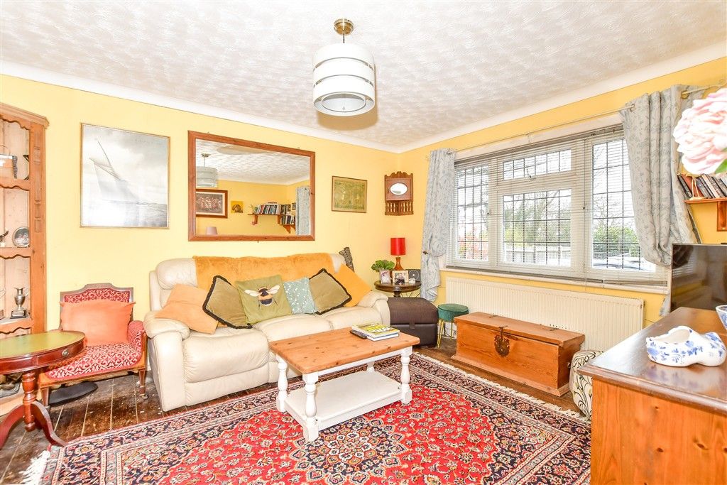 Property photo 3 of 17 Lounge