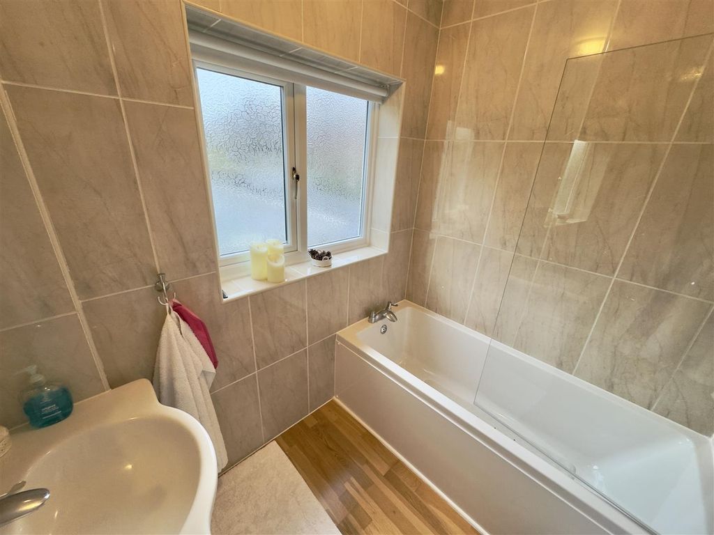 Property photo 3 of 18 Bathroom