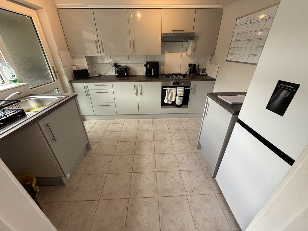 Property photo 3 of 14 Kitchen