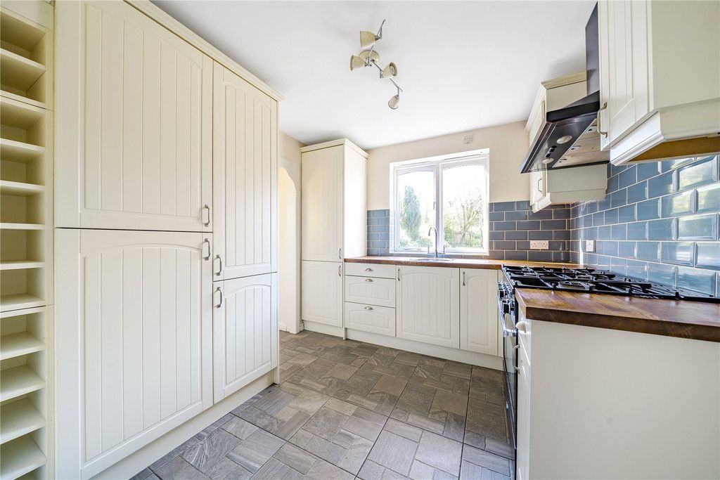 Property photo 3 of 10 Kitchen