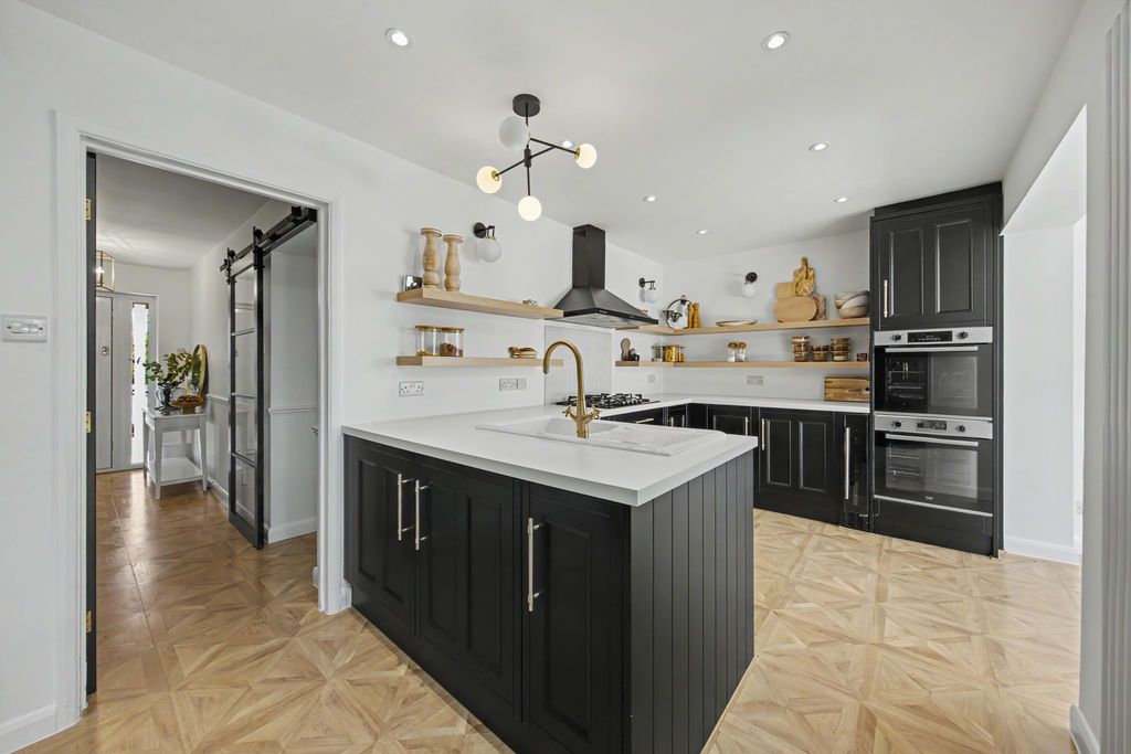 Property photo 3 of 30 Kitchen