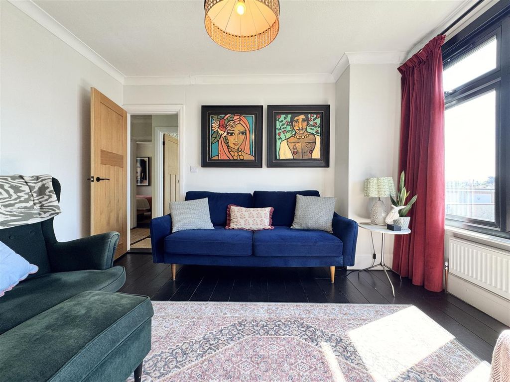 Property photo 3 of 27 Lounge