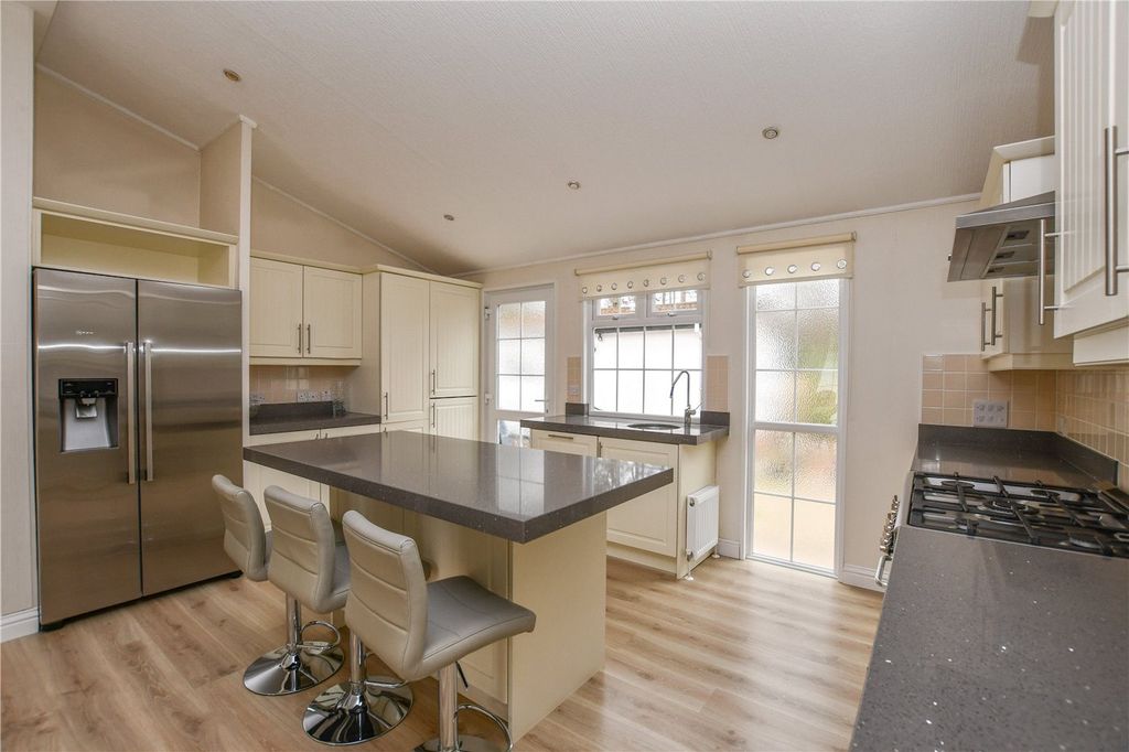 Additional image 7 of 2 bed property for salePinewood Caravan Park, Wokingham, Berkshire RG40