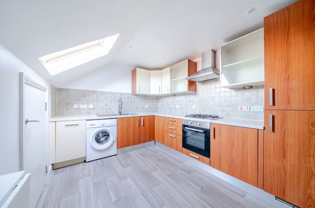 Property photo 2 of 8 1401751-6-6979Dcd...