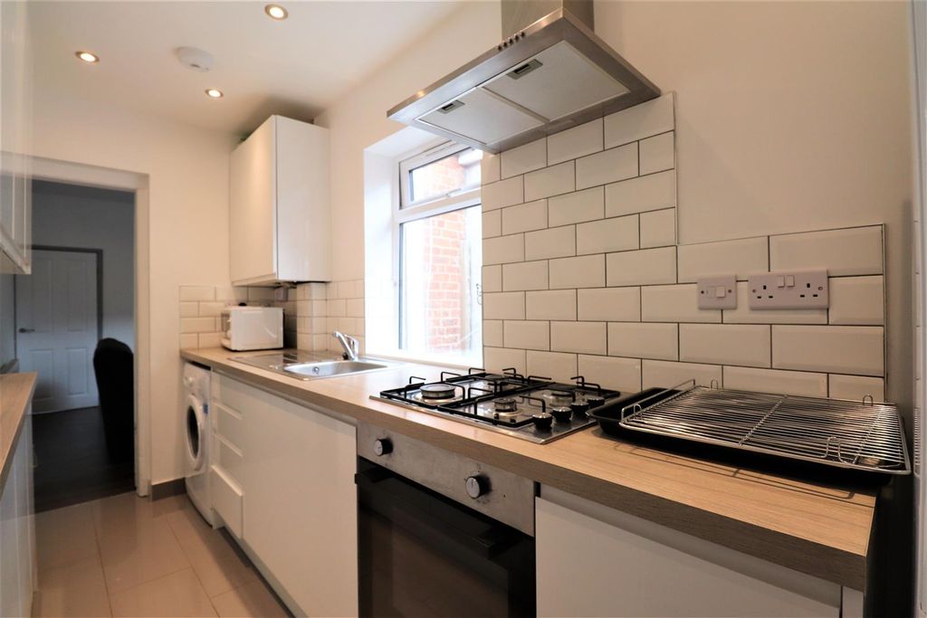 Property photo 1 of 9 Kitchen