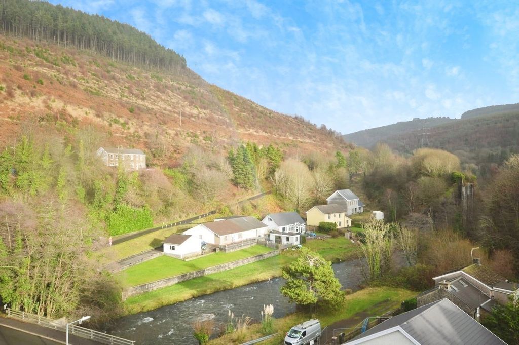 Property photo 2 of 41