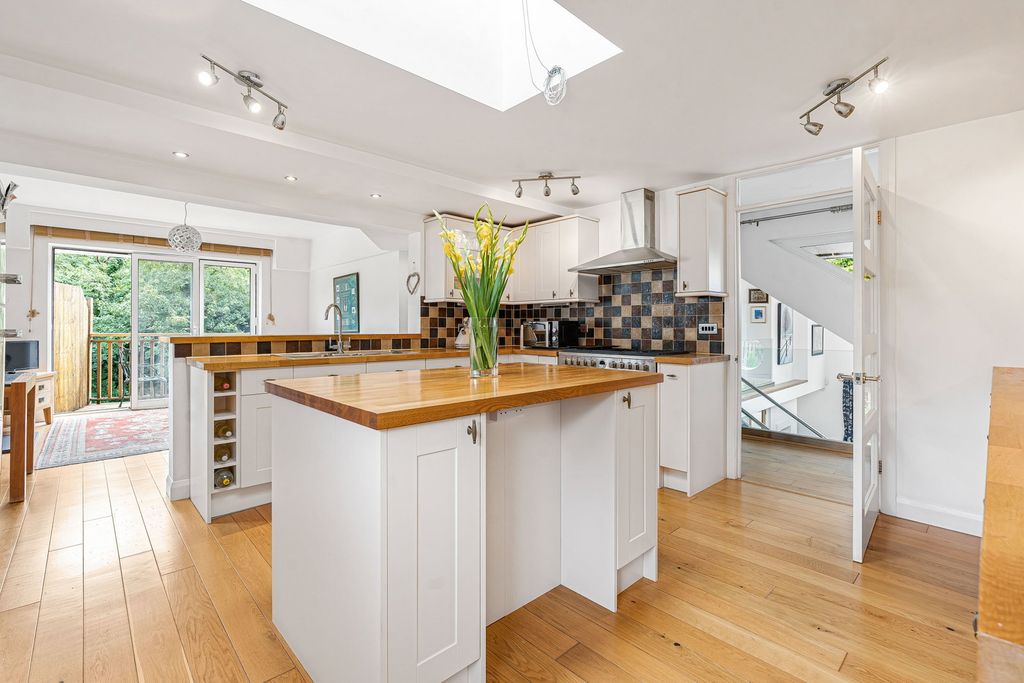 Property photo 2 of 33