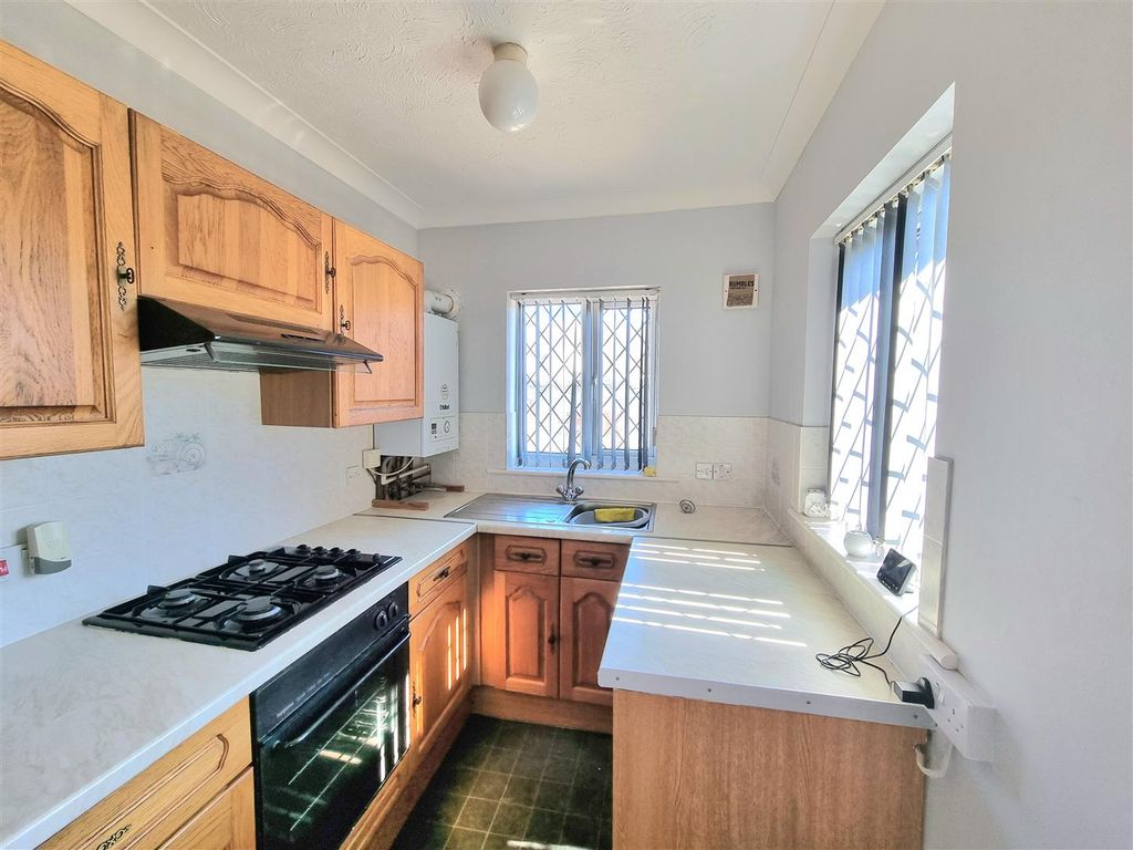 Property photo 3 of 11 Kitchen