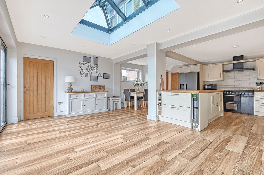 Property photo 2 of 28