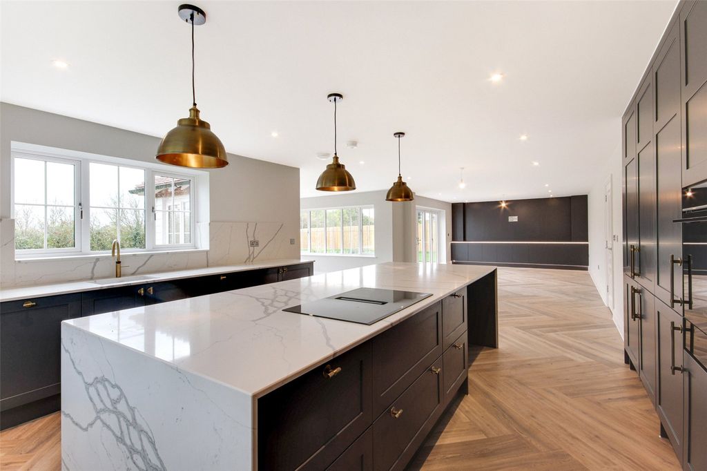 Property photo 2 of 12 Cromwell Kitchen