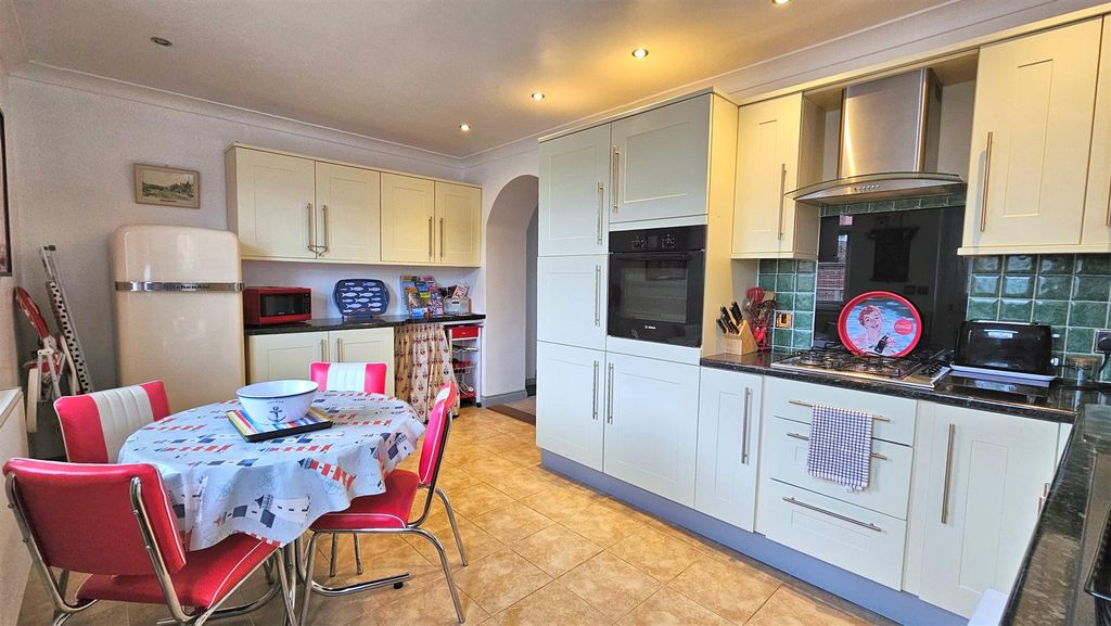 Property photo 3 of 8 Kitchen/Diner