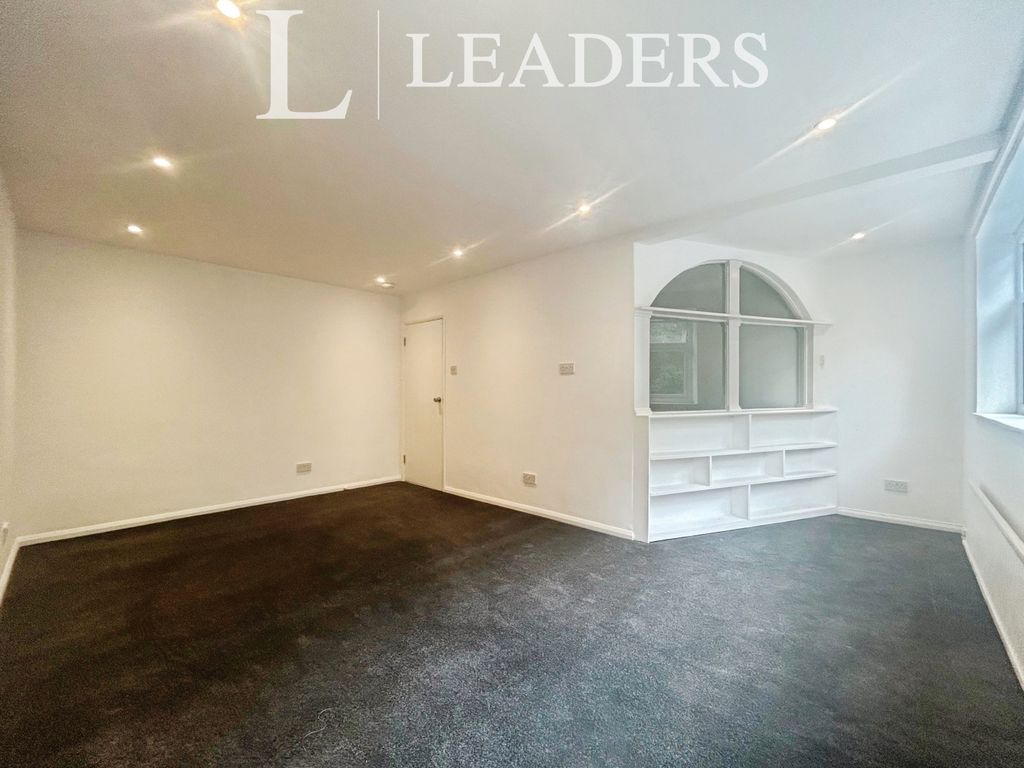 Property photo 3 of 11 18807c87-Living 20Ro