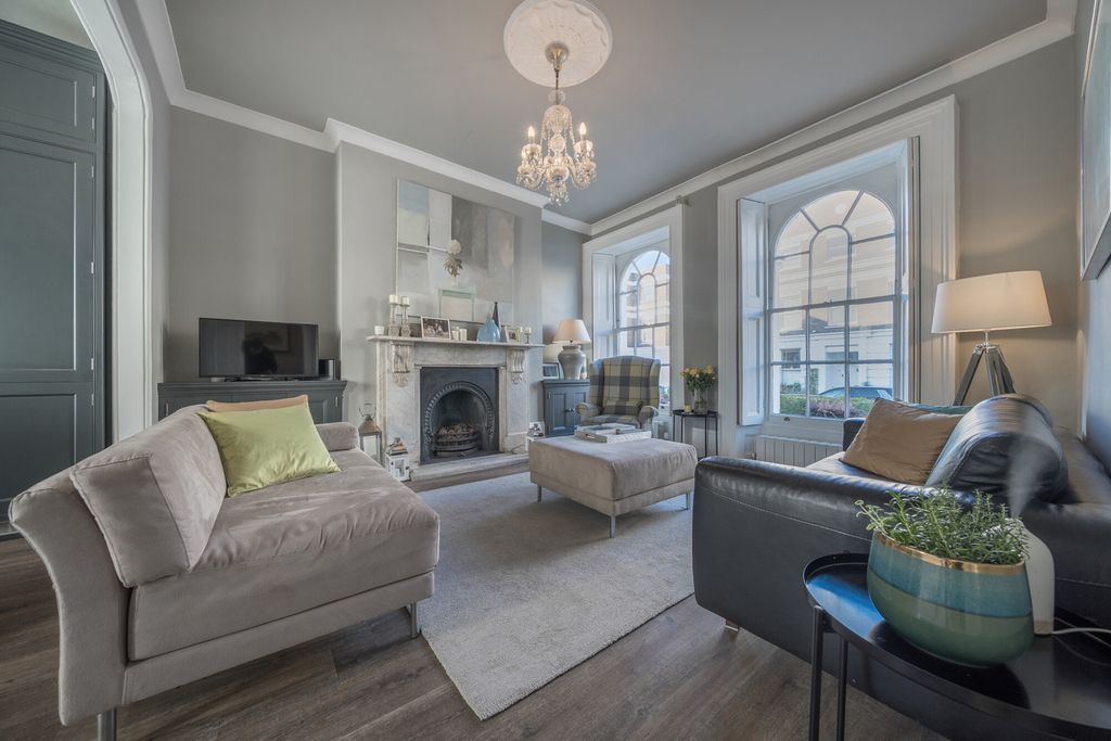 Property photo 2 of 32 Reception