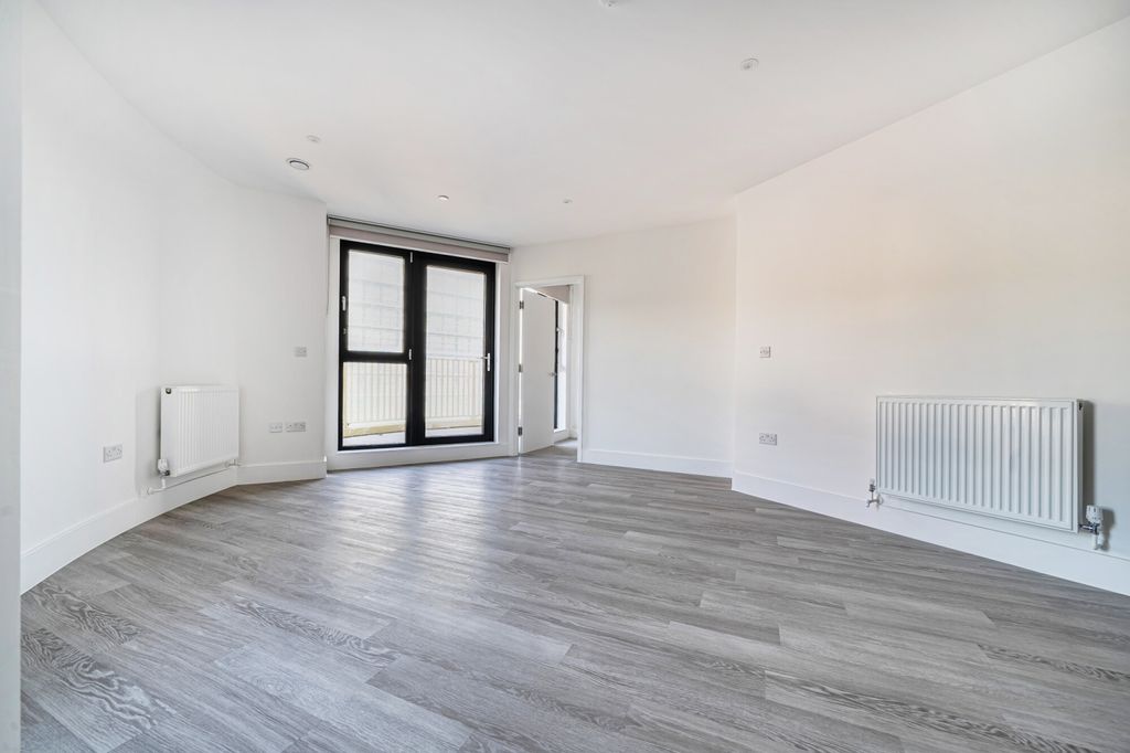 Property photo 2 of 9 -69A840Ea39708-l-...