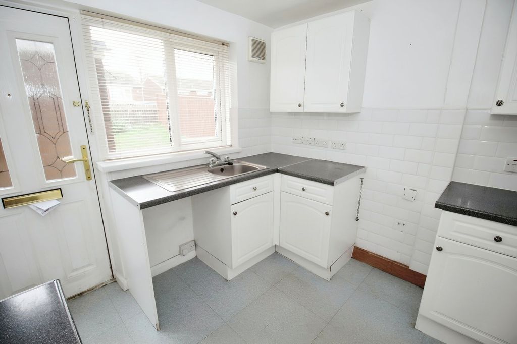 Property photo 3 of 9 Kitchen