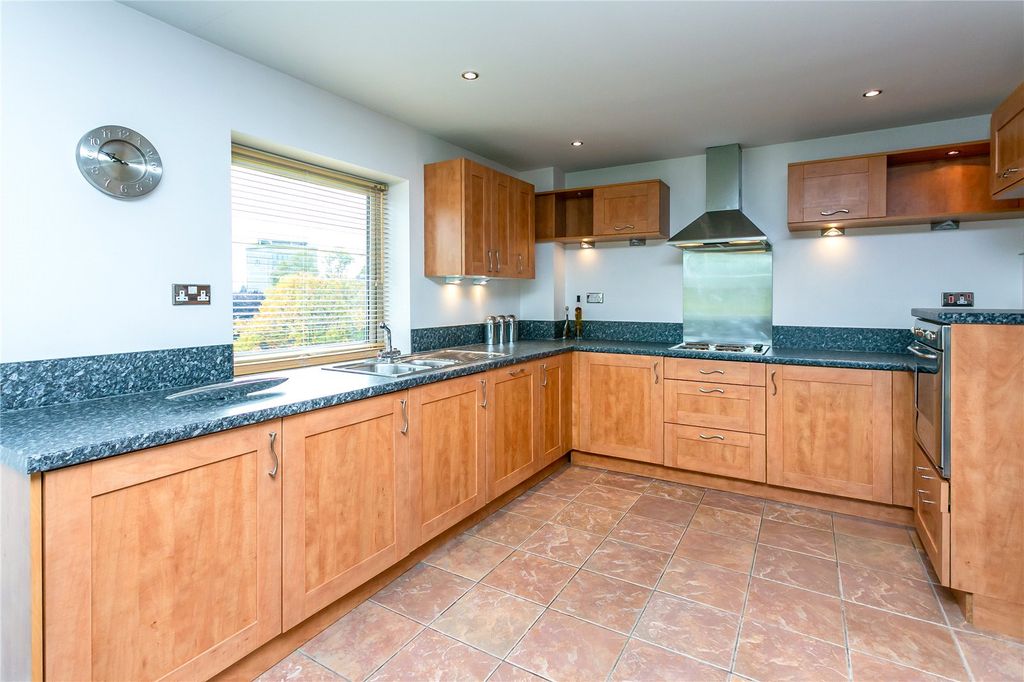 Property photo 3 of 8 Kitchen