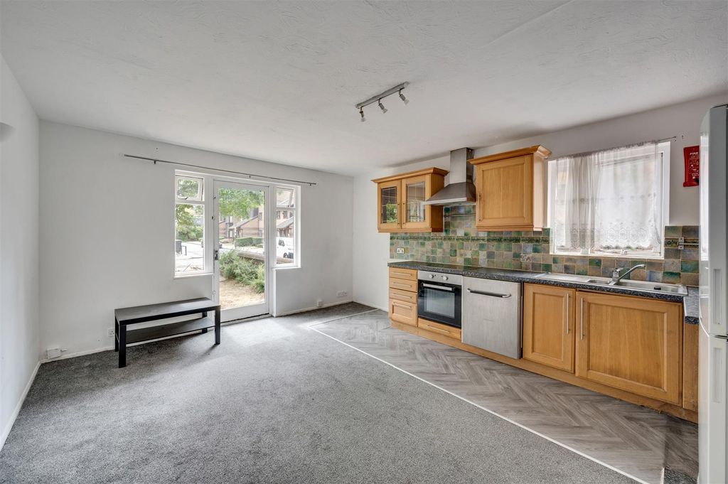 Property photo 2 of 10 Daniels_Harp Island Close Neasden Nw10_005.Jpg