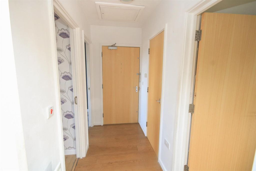 Property photo 3 of 13 Entrance Hall