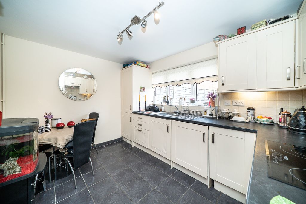 Property photo 3 of 12 17-Manscroft-Road-1008