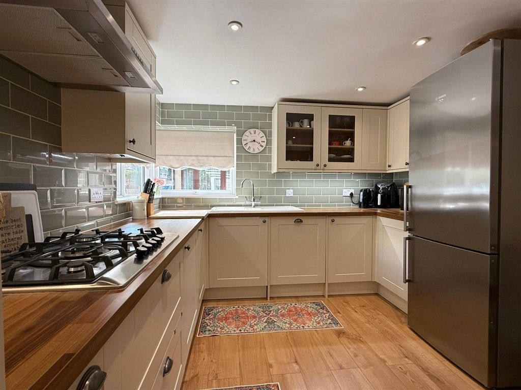 Property photo 2 of 11 Kitchen