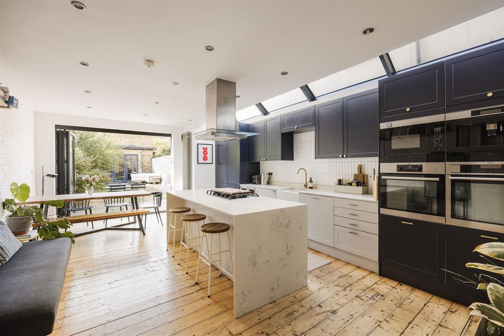 Property photo 3 of 47 Granville Road, E17