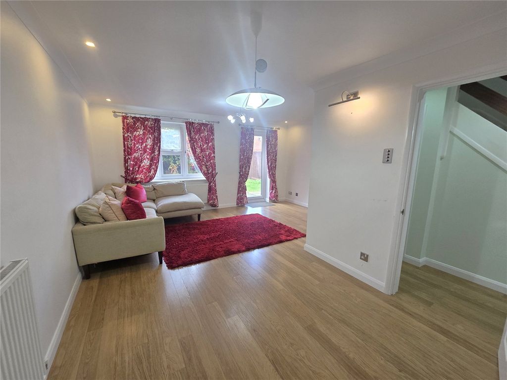 Property photo 2 of 16 Lounge