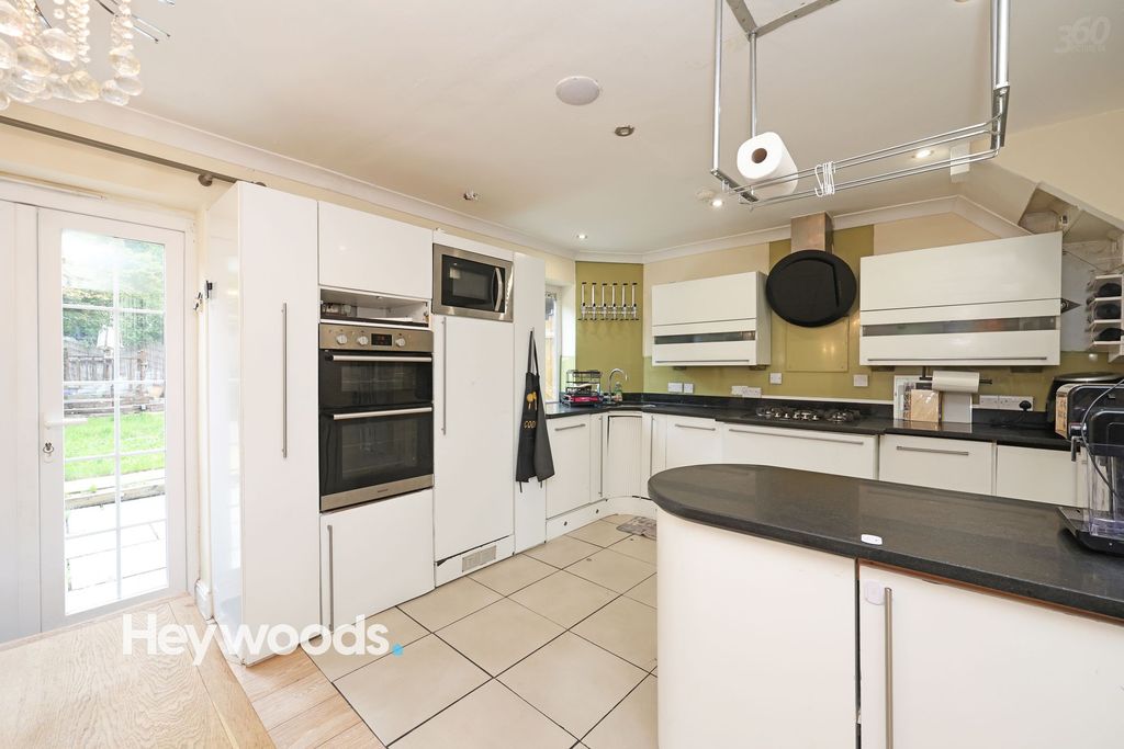 Property photo 2 of 35