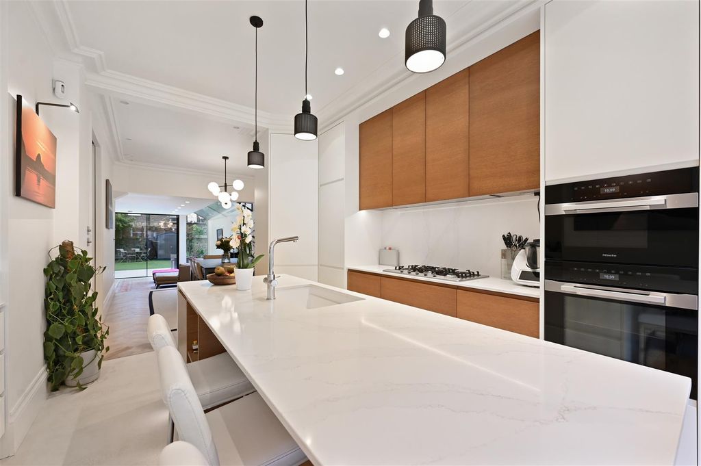 Property photo 3 of 18 Kitchen