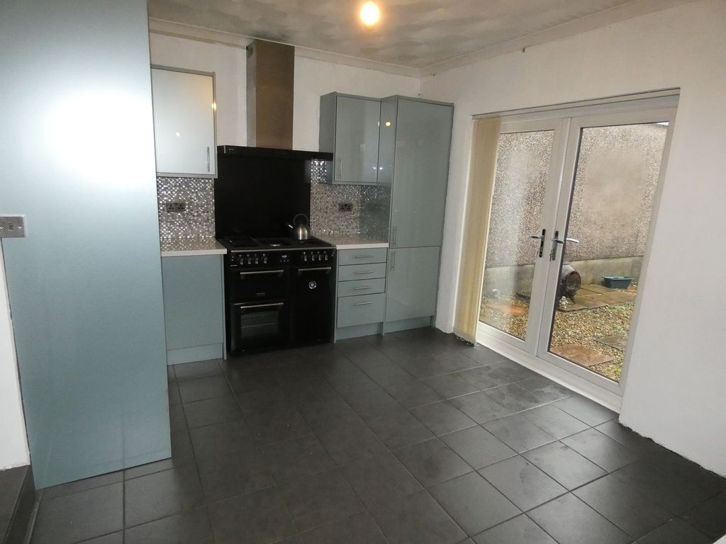 Property photo 3 of 12 Kitchen